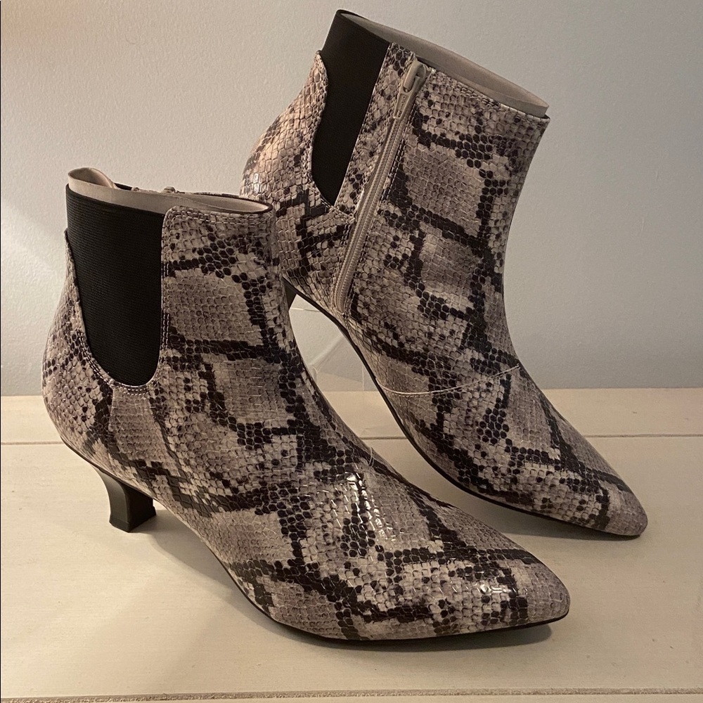 Clarks Collection Heeled Pointed Toe Booties Kelley Erin Grey Snake 9M New